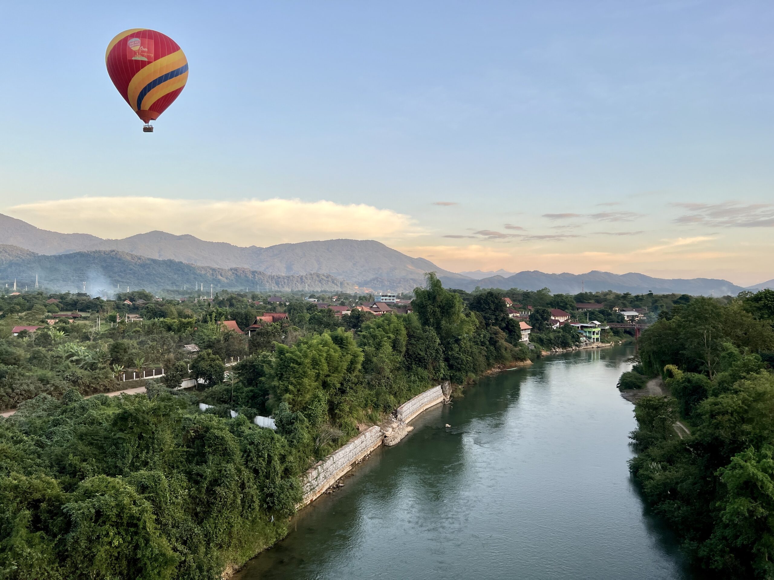 Cérémonies, villages, randonnées et Mékong : quinze jours pour approcher le Laos de l’intérieur.