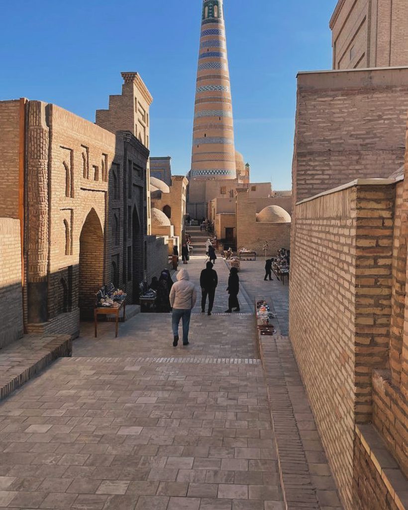 Ruelle de briques et minaret dans la vieille ville de Khiva.