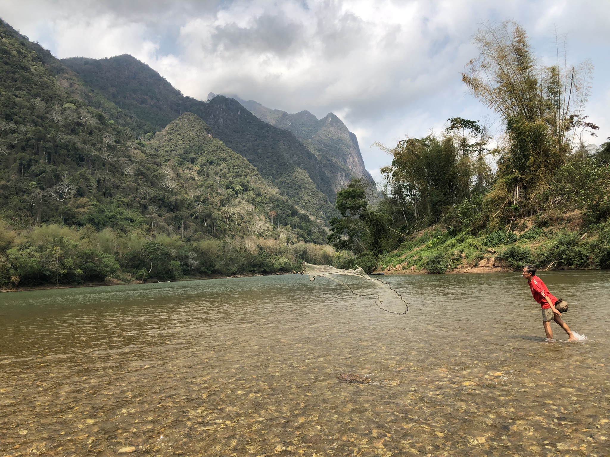 Pêcheur sur une rivière au Laos.