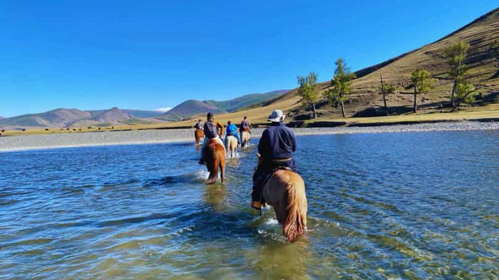 Traversée d’une rivière à cheval dans la vallée de l’Orkhon