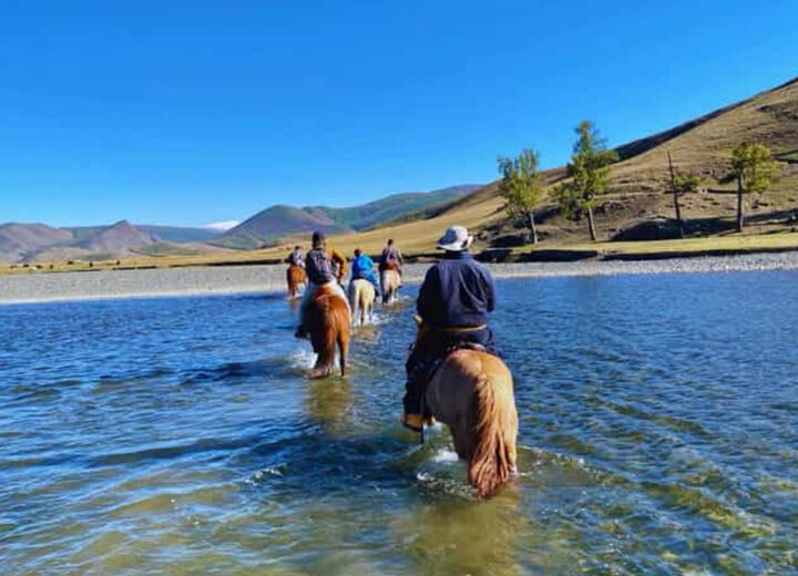 Traversée d’une rivière à cheval dans la vallée de l’Orkhon