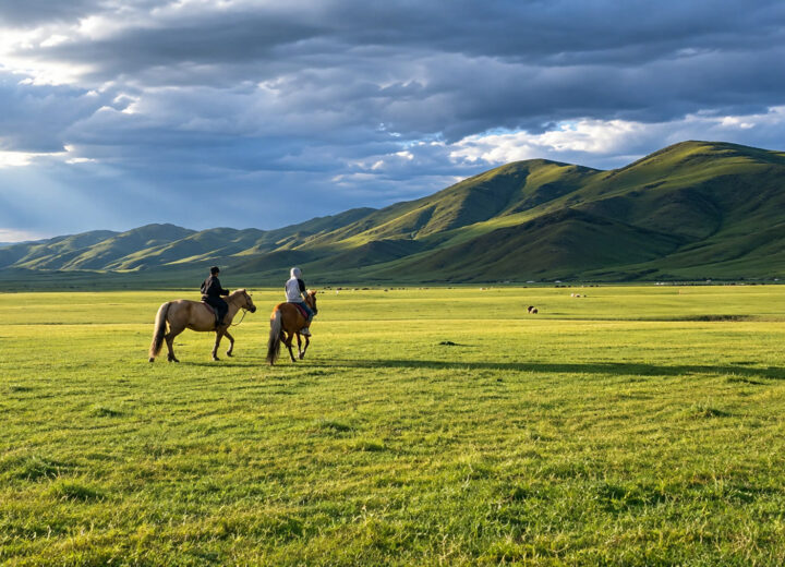 Deux cavaliers dans une vaste steppe mongole