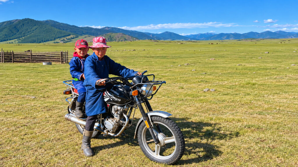 Jeunes nomades à moto dans la steppe
