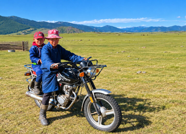 Jeunes nomades à moto dans la steppe