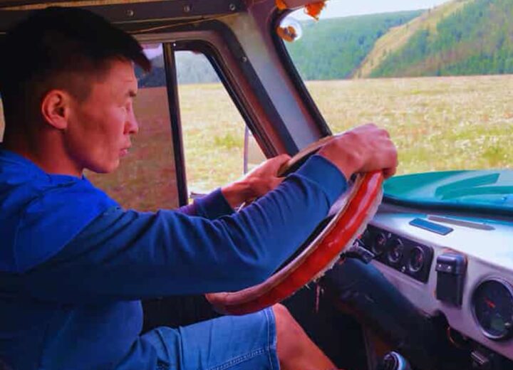 Chauffeur sur une piste de Mongolie