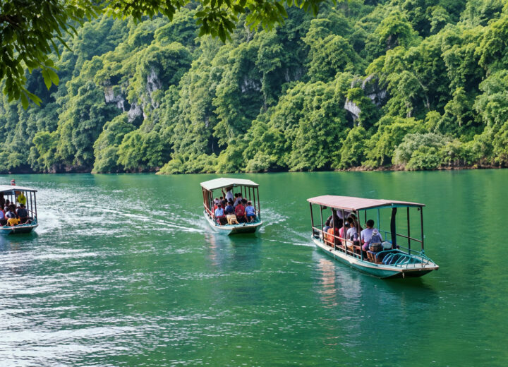 Embarcations traditionnelles sur le lac Ba Be
