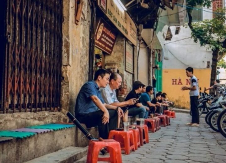 Scène de rue dans le vieux quartier de Hanoï