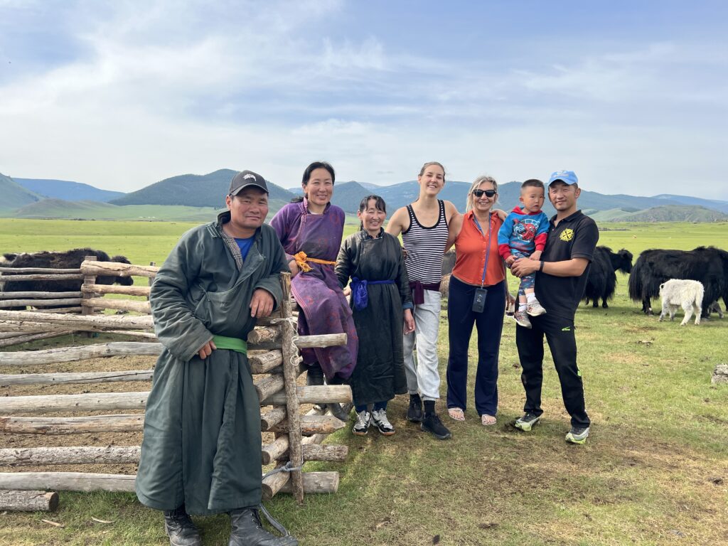 Voyageurs et famille d’éleveurs dans la steppe mongole