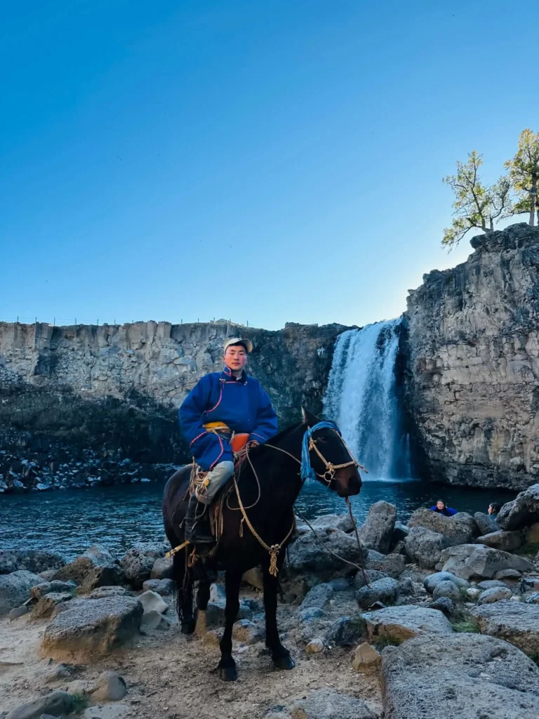 Cavalier devant la cascade