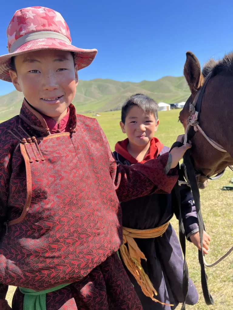 Les enfants de la famille et leur cheval