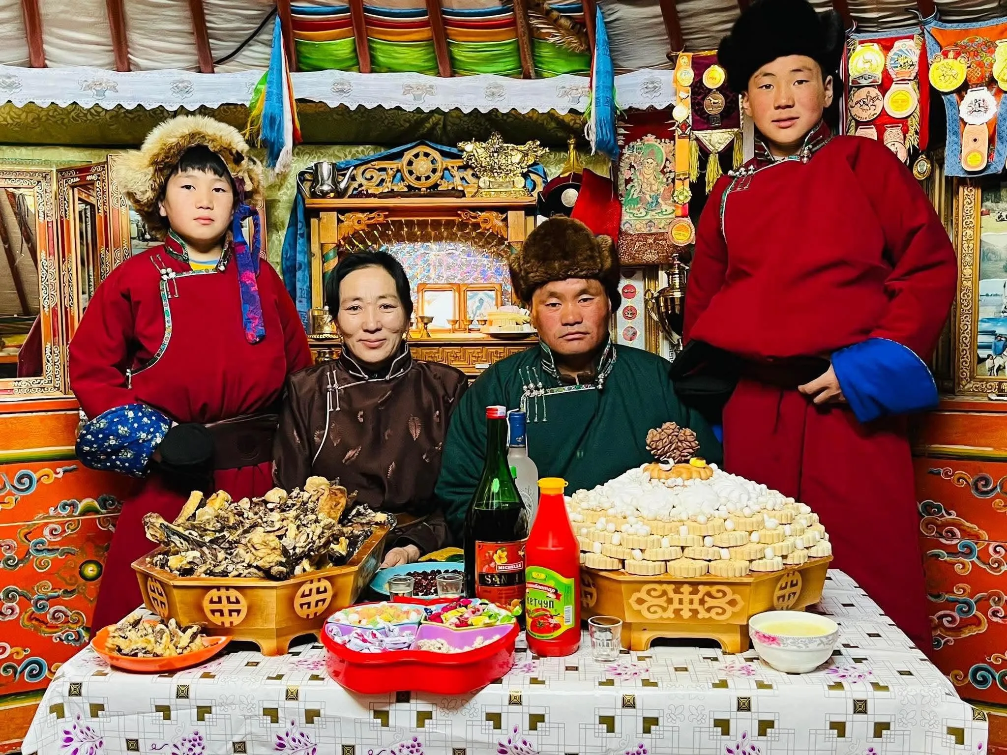 La famille en habits traditionnels, sous la yourte