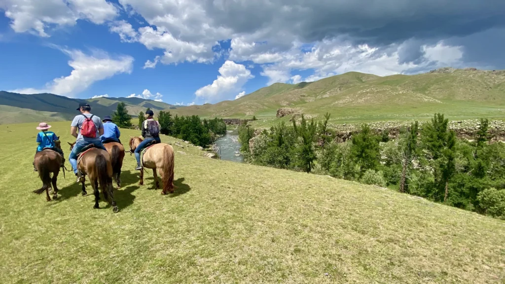 Randonnée à cheval au-dessus de la rivière
