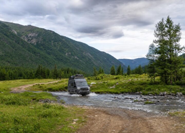 Fourgon tout-terrain traversant une rivière dans la vallée de Darkhad.